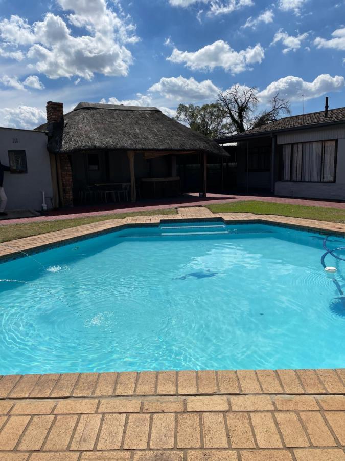 Martyrs Guest House Vanderbijlpark Exterior foto